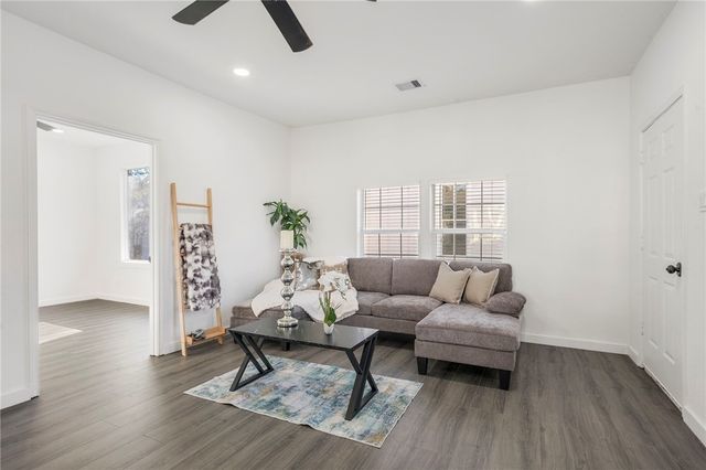 906 East Washington Avenue, Navasota, TX 77868