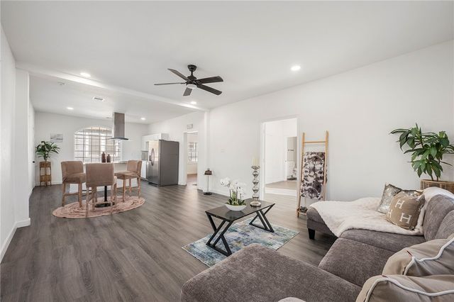 906 East Washington Avenue, Navasota, TX 77868