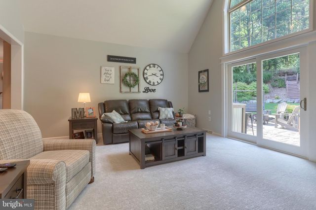 67 MOUNTAIN SPRING RD, Stevens, PA 17578