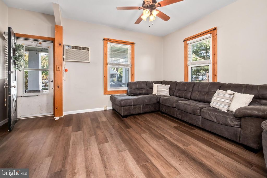 127 N 9TH ST, QUAKERTOWN, PA 18951 — photo 2