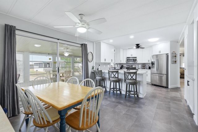 6710 36TH AVENUE E 121, Palmetto, FL 34221