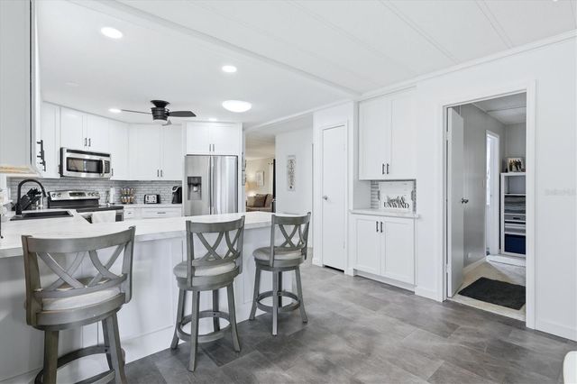 6710 36TH AVENUE E 121, Palmetto, FL 34221