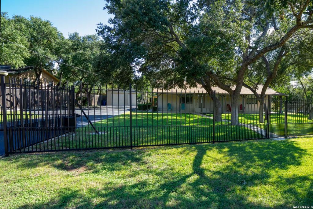 718 EASTVIEW DR, Canyon Lake, TX 78133
