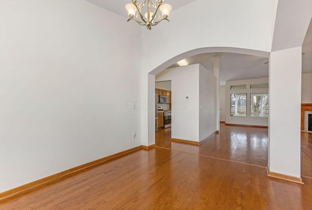 402 Shawnee Loop S, Pataskala, OH 43062