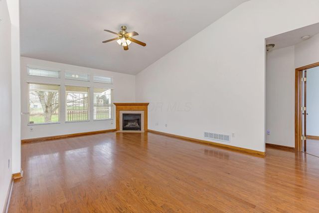 402 Shawnee Loop S, Pataskala, OH 43062