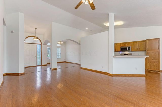 402 Shawnee Loop S, Pataskala, OH 43062