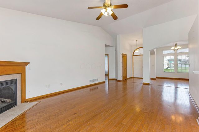 402 Shawnee Loop S, Pataskala, OH 43062