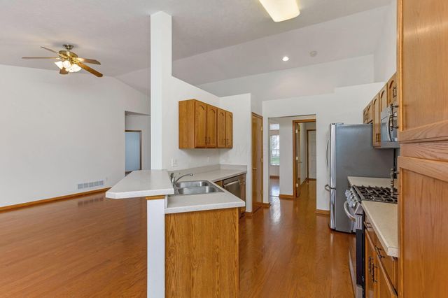 402 Shawnee Loop S, Pataskala, OH 43062