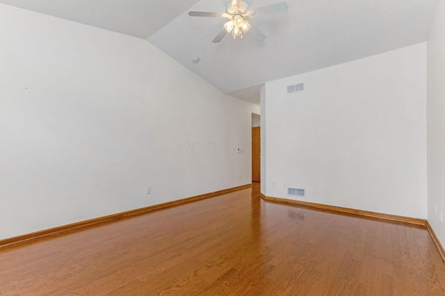 402 Shawnee Loop S, Pataskala, OH 43062