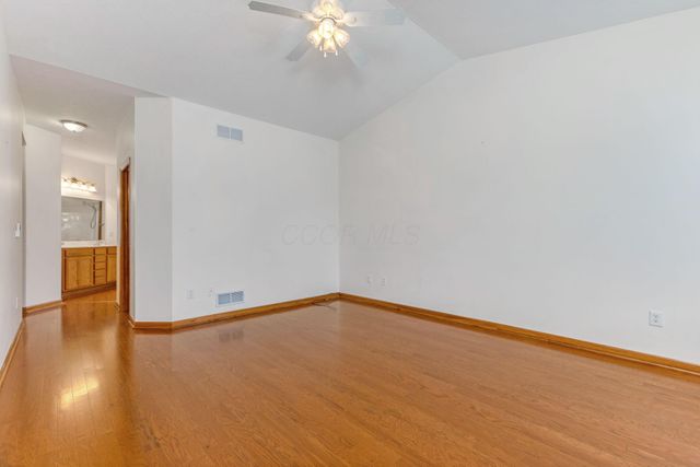 402 Shawnee Loop S, Pataskala, OH 43062