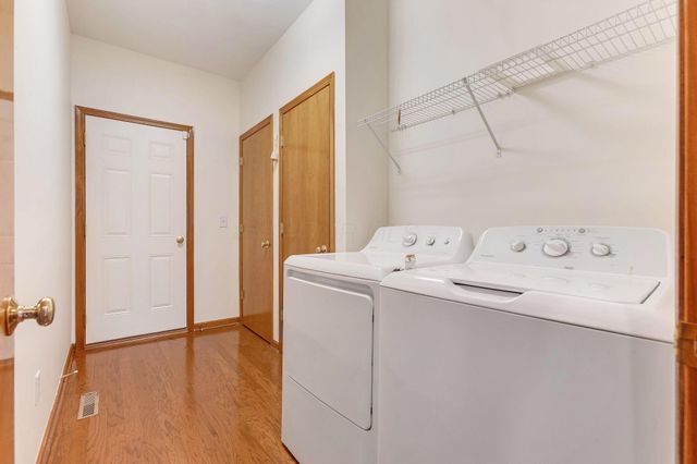 402 Shawnee Loop S, Pataskala, OH 43062