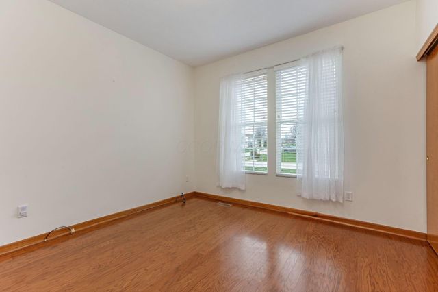 402 Shawnee Loop S, Pataskala, OH 43062