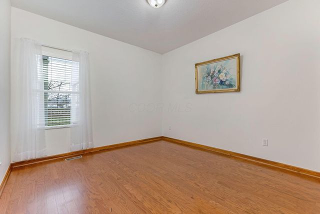 402 Shawnee Loop S, Pataskala, OH 43062