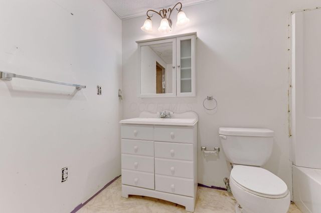 402 Shawnee Loop S, Pataskala, OH 43062