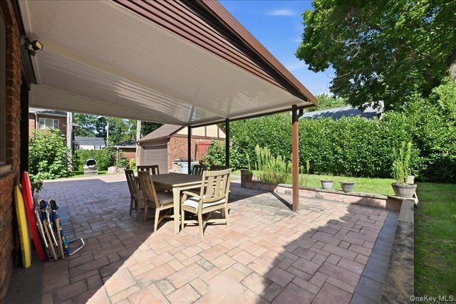 201 Glenmore Street, East Williston, NY 11596