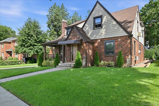 201 Glenmore Street, East Williston, NY 11596
