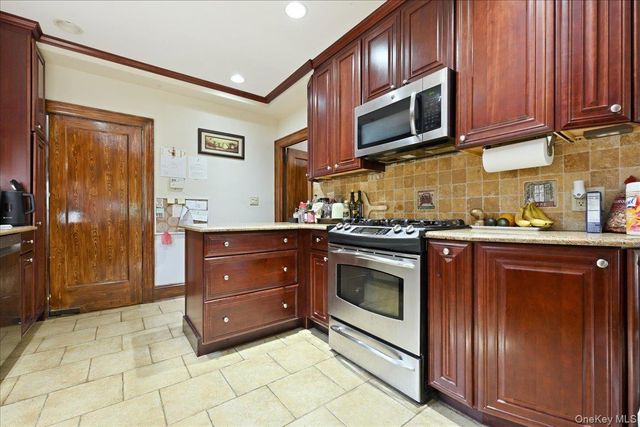 201 Glenmore Street, East Williston, NY 11596