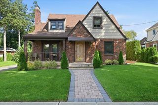 201 Glenmore Street, East Williston, NY 11596