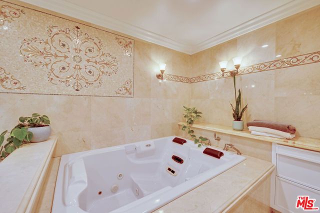 1902 Granville Avenue, Los Angeles, CA 90025