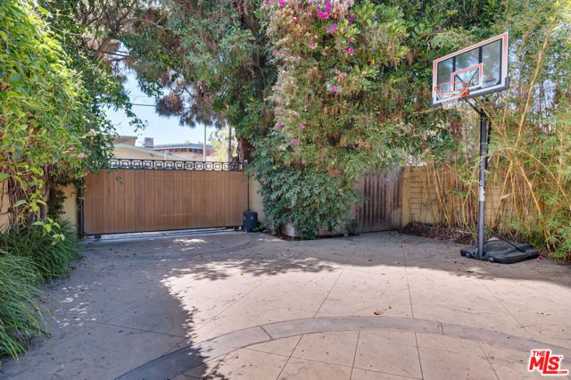 1902 Granville Avenue, Los Angeles, CA 90025