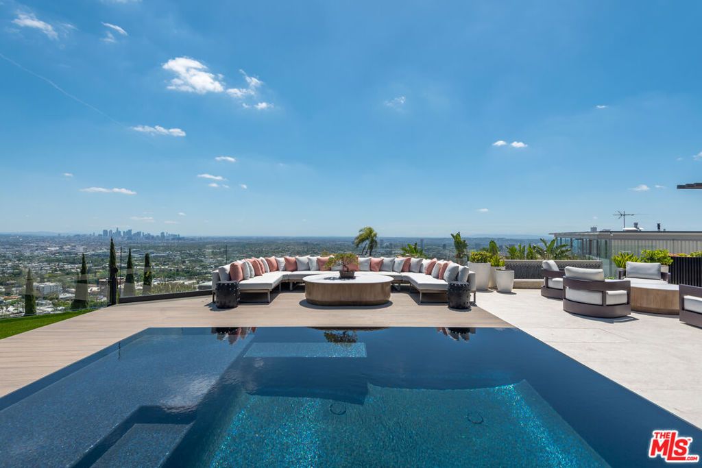 Image 1 of property listing at 1641 Woods Drive, West Hollywood, CA 90069