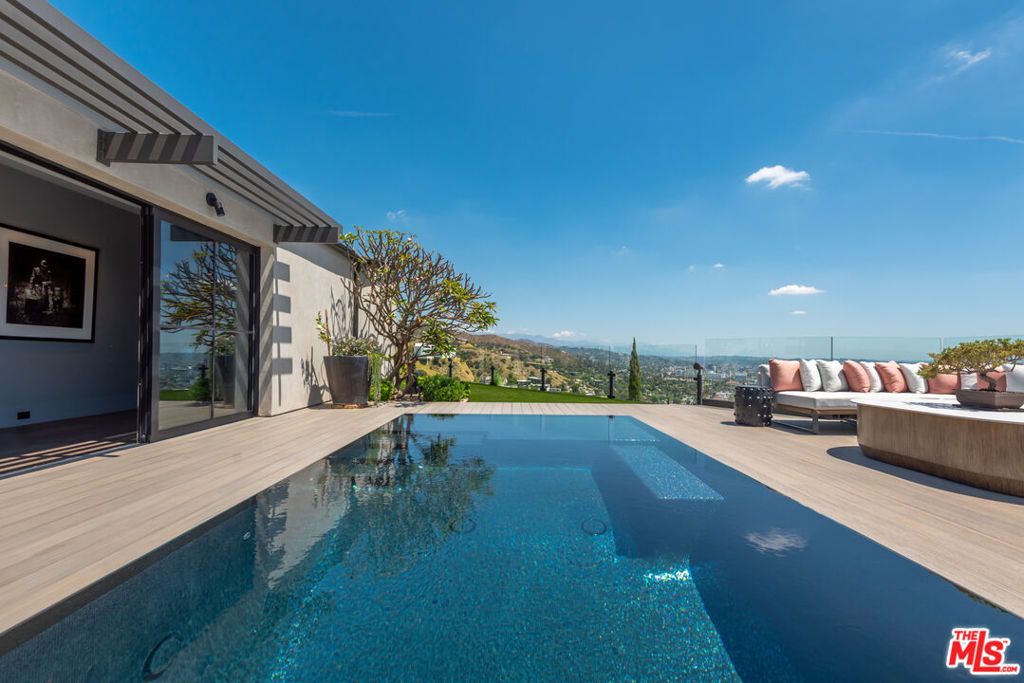 Image 10 of property listing at 1641 Woods Drive, West Hollywood, CA 90069