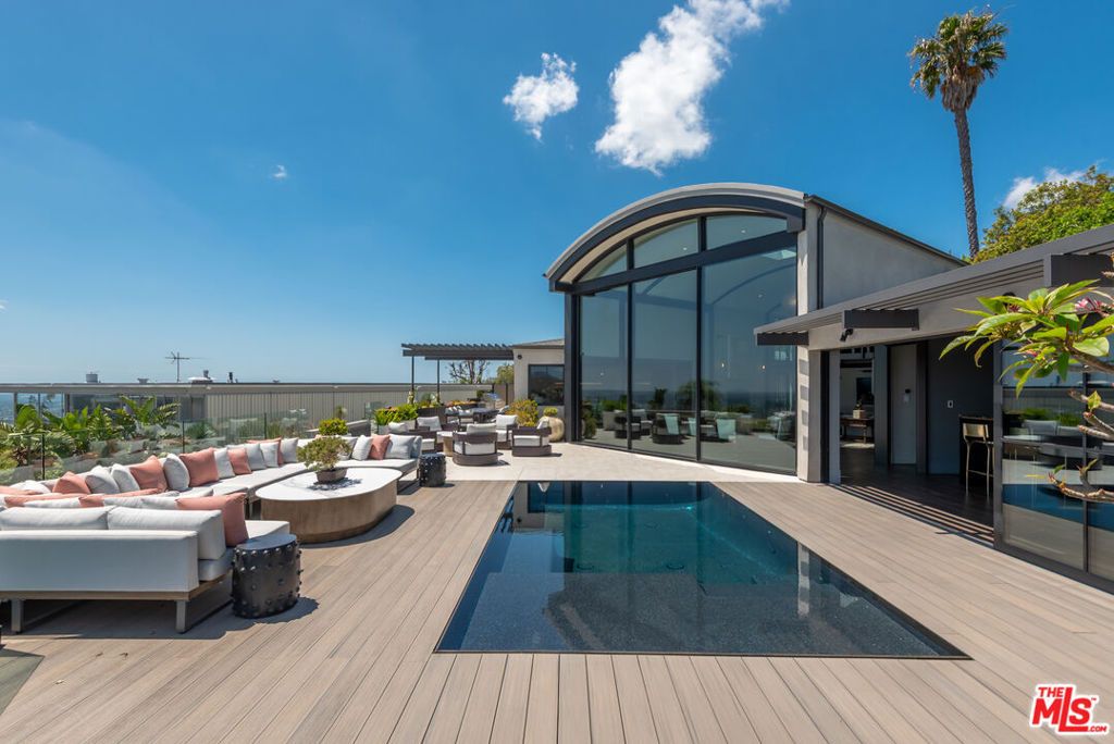 Image 12 of property listing at 1641 Woods Drive, West Hollywood, CA 90069