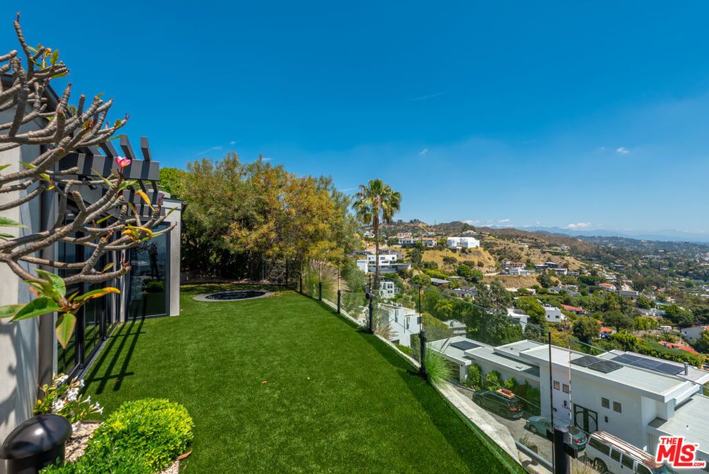 Image 13 of property listing at 1641 Woods Drive, West Hollywood, CA 90069