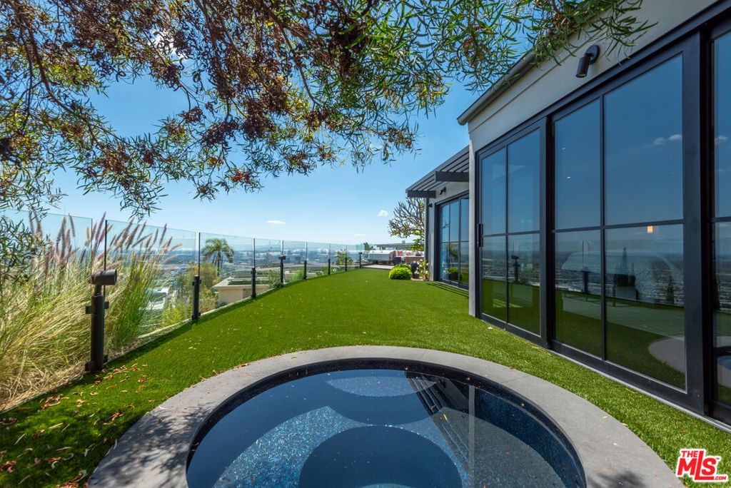 Image 14 of property listing at 1641 Woods Drive, West Hollywood, CA 90069