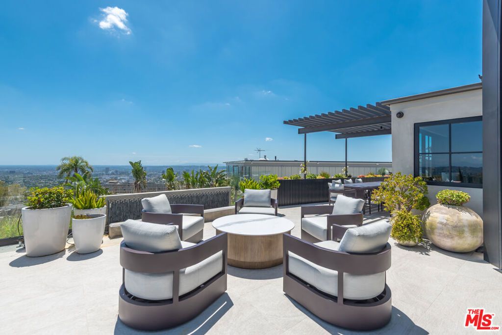 Image 15 of property listing at 1641 Woods Drive, West Hollywood, CA 90069