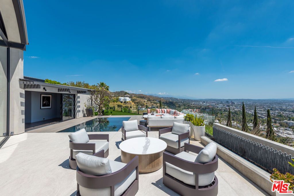 Image 16 of property listing at 1641 Woods Drive, West Hollywood, CA 90069
