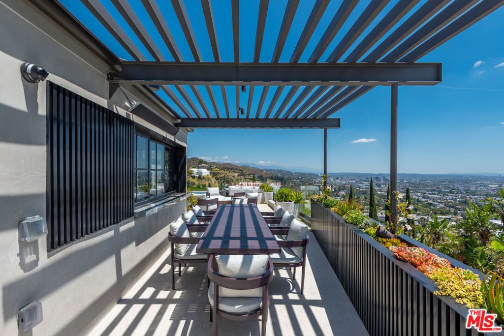 Image 17 of property listing at 1641 Woods Drive, West Hollywood, CA 90069
