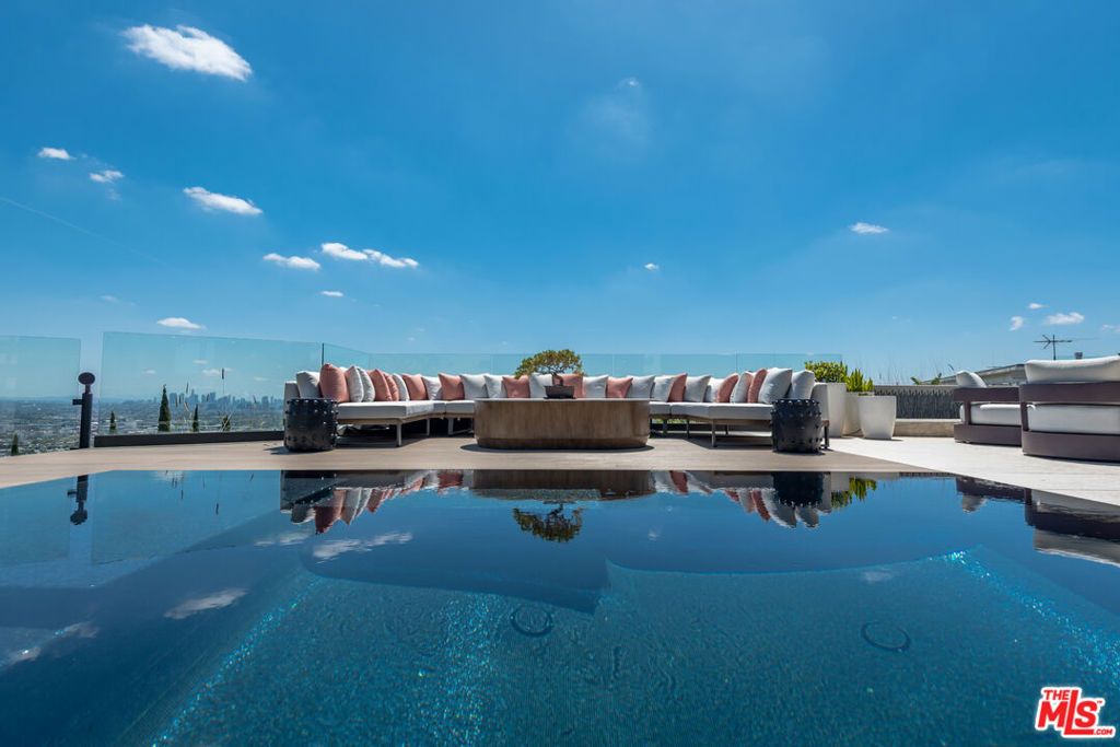 Image 18 of property listing at 1641 Woods Drive, West Hollywood, CA 90069