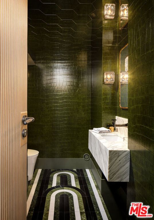Image 25 of property listing at 1641 Woods Drive, West Hollywood, CA 90069