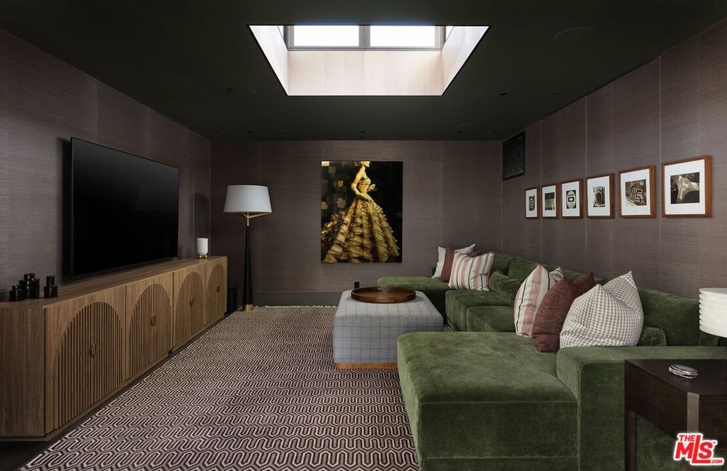 Image 27 of property listing at 1641 Woods Drive, West Hollywood, CA 90069