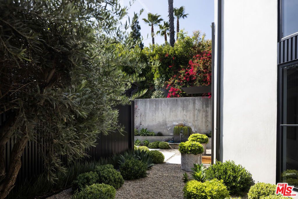 Image 29 of property listing at 1641 Woods Drive, West Hollywood, CA 90069