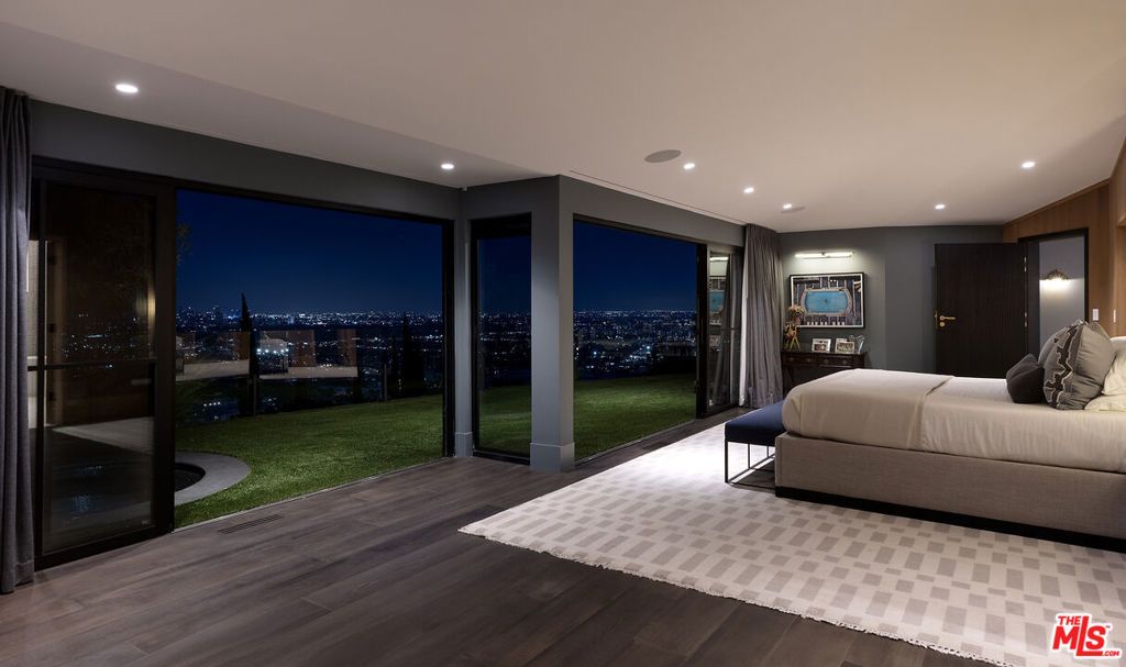 Image 30 of property listing at 1641 Woods Drive, West Hollywood, CA 90069
