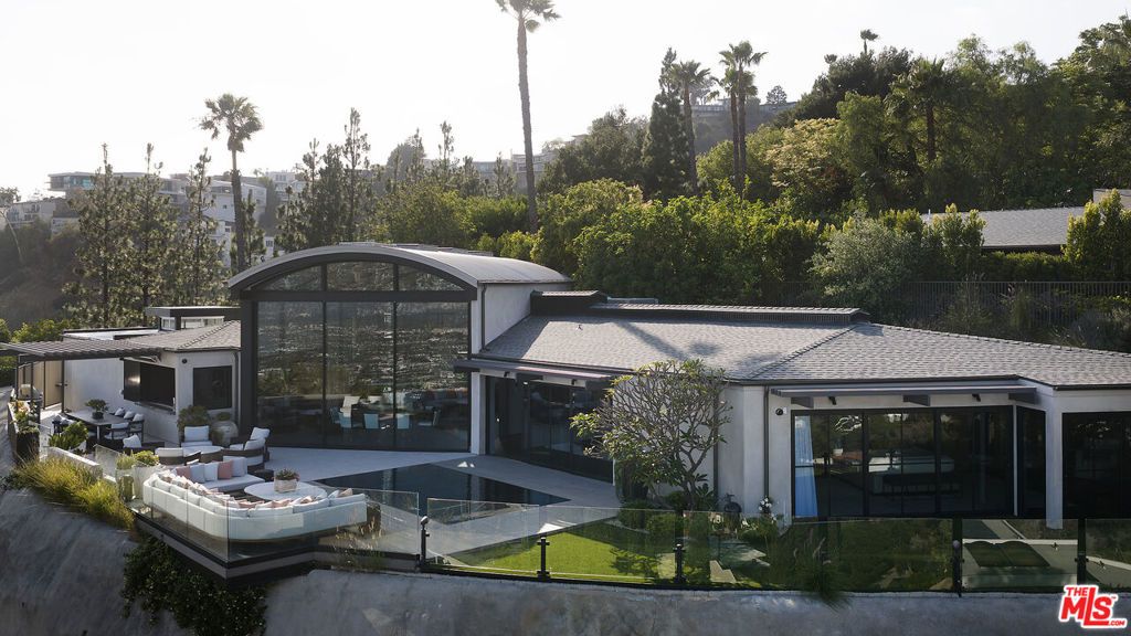 Image 39 of property listing at 1641 Woods Drive, West Hollywood, CA 90069