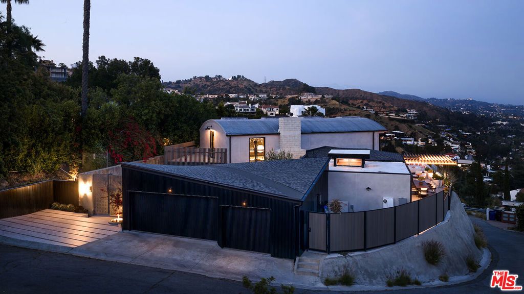 Image 40 of property listing at 1641 Woods Drive, West Hollywood, CA 90069