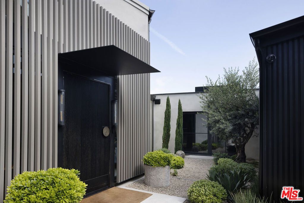Image 41 of property listing at 1641 Woods Drive, West Hollywood, CA 90069