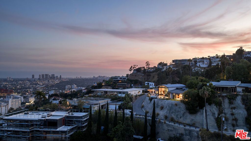 Image 44 of property listing at 1641 Woods Drive, West Hollywood, CA 90069
