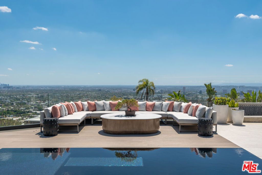 Image 9 of property listing at 1641 Woods Drive, West Hollywood, CA 90069
