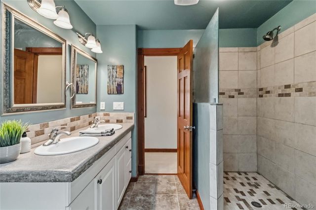 8124 S Ireland Way, Aurora, CO 80016