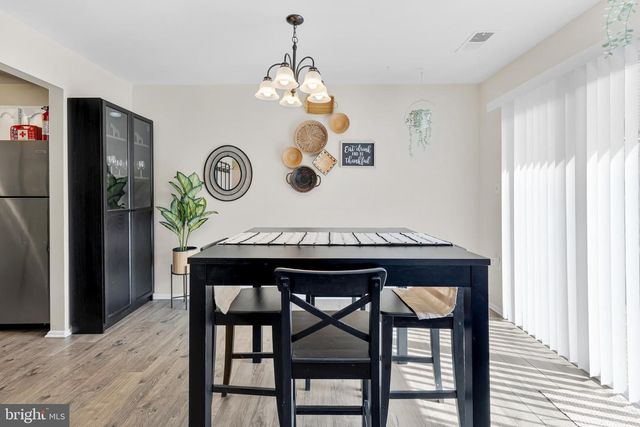 8608 VILLAGE SQ #15/8608, Alexandria, VA 22309