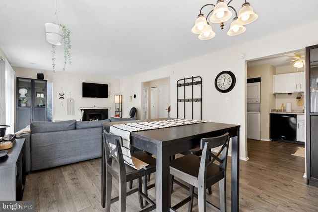 8608 VILLAGE SQ #15/8608, Alexandria, VA 22309