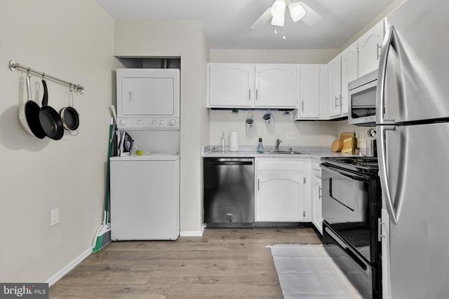 8608 VILLAGE SQ #15/8608, Alexandria, VA 22309