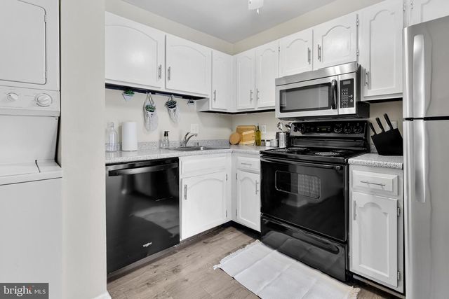 8608 VILLAGE SQ #15/8608, Alexandria, VA 22309
