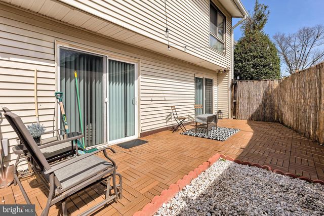 8608 VILLAGE SQ #15/8608, Alexandria, VA 22309