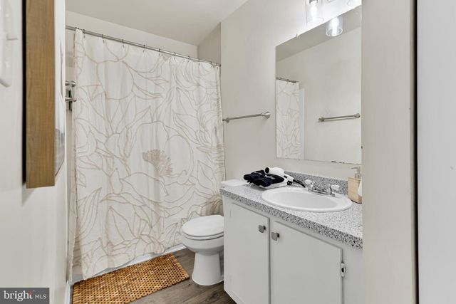 8608 VILLAGE SQ #15/8608, Alexandria, VA 22309