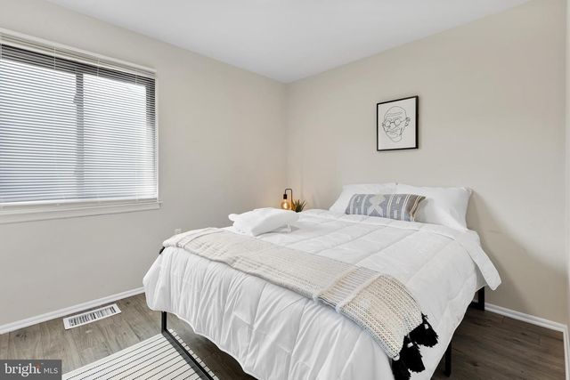 8608 VILLAGE SQ #15/8608, Alexandria, VA 22309